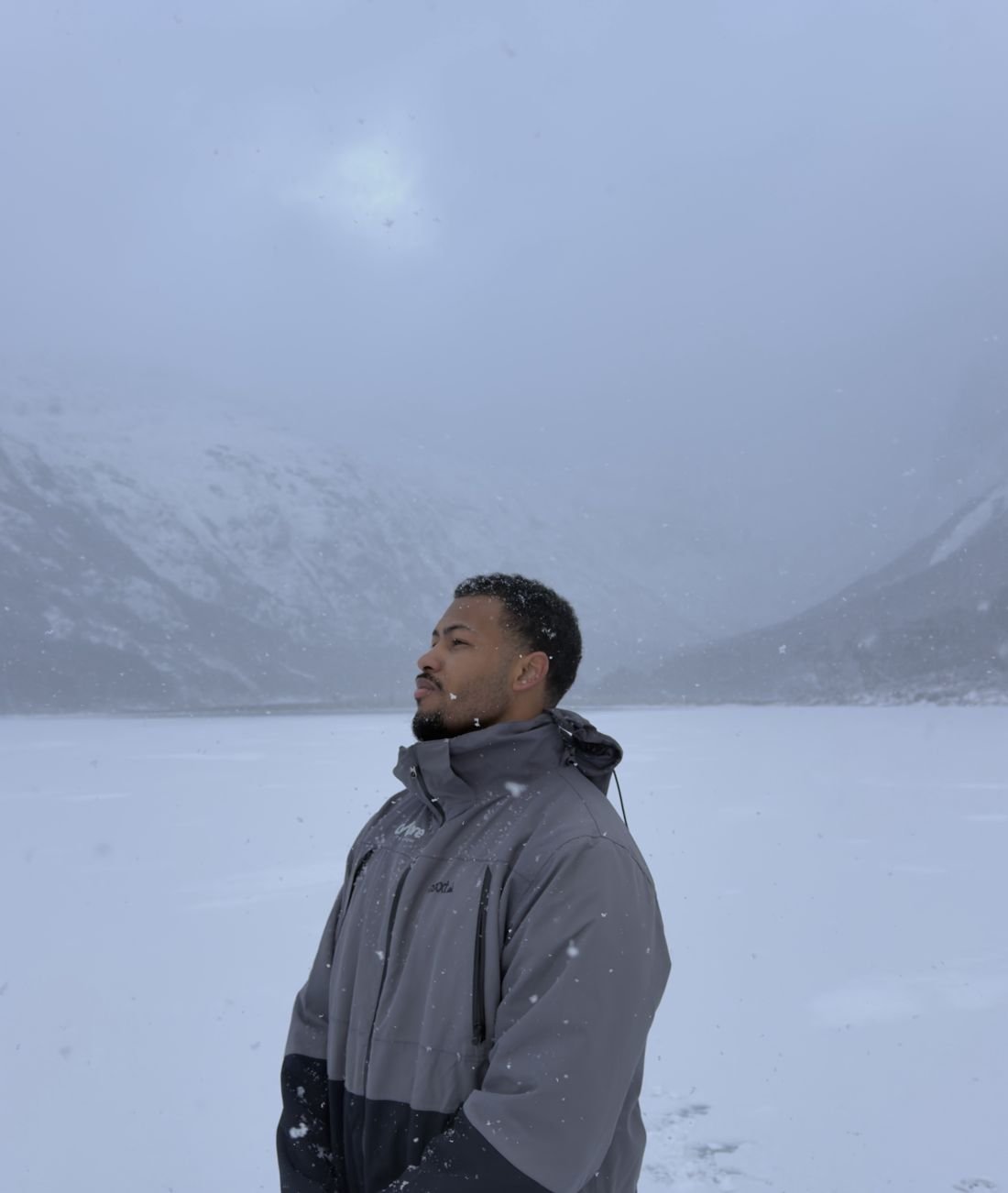 Jhef Alves na neve, olhando para o horizonte
